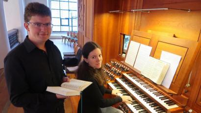 Bild: Kunz
Kirchenmusikerin Anna-Magdalena Bukreev ist die künftige Kantorin von St. Michael. Wegen Erkrankung von Hanns-Friedrich Kaiser begann sie ihr Wirken vorgezogen bereits am Sonntag. Gesanglich begleitet wurde sie von ihrem Ehemann Valerij Bukreev.
