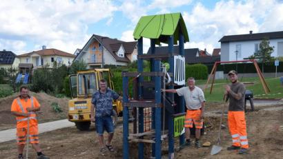 Bild: bö
Im neuen Wohnbaugebiet am Ledererhang bauen derzeit Mitarbeiter des gemeindlichen Bauhofes die Spielplatzgeräte auf (von links): Christian Lautenschlager, Bürgermeister Peter Braun, Hermann Heimler und Daniel Wolfsteiner. Etwa 30 000 Euro gibt die Gemeinde dafür aus.