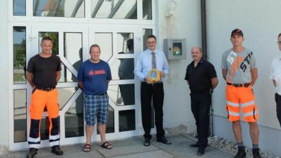 Bild: ohr
Die Gemeinde Stulln erwarb einen neuen Defibrillator. Bürgermeister Hans Prechtl (Mitte) hält das Gerät in Händen. Marko Frischholz (Dritter von rechts) erklärte die Handhabung im Beisein (von links) von Helmut Kramer, Helmut Sorgenfrei und Edelbert Schmal sowie (von rechts) von Roland Lebrecht und Hans-Jürgen Lippert.