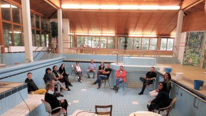 Bild: ubb
In lockerer Runde nahm man beim zweitägigen Meeting kurzerhand im leeren Badebecken Platz. Susanne Neumann (vorne links) und Andrea Lamets (ganz links) leiteten eine Diskussionsrunde, bei der Ideen für das Projekt und künftige Programme gesammelt wurden.