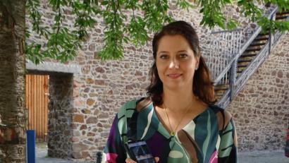 Bild: Dobmeier
Die digitale Stadtrallye führt auch zum Marienbader Platz an die historische Stadtmauer, wo Geschäftsführerin Andrea Schild-Janker nun die App vorstellt.