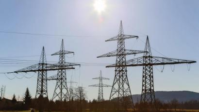 Bild: Hösamer
Im Naabtal konzentrieren sich zahlreiche Stromtrassen, wie hier nahe des Umspannwerks Dachelhofen. Das Bayernwerk will in den kommenden Teile seines Hochspannungsnetzes erneuern und Kapazitäten erhöhen.