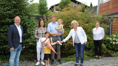 Bild: e
Besondere Geschenke für die Schnaittenbacher Abc-Schützen (von links): Bürgermeister Marcus Eichenmüller, Valentina Hirsch mit Schultüte, ihre Eltern Michaela und Stefan Hirsch, Bruder Max, FU-Ortsvorsitzende und Fraktionssprecherin Elisabeth Kraus sowie ihre Stellvertreterin Monika Epp.