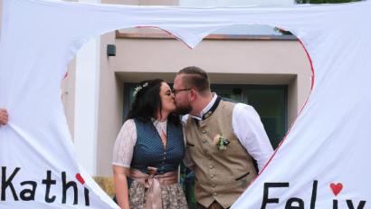 Bild: do
Von Herzen gern haben die Gratulanten das junge Brautpaar Felix und Kathrin Bauernfeind. Nach der standesamtlichen Trauung in Schwarzenbach schlüpfte das Paar symbolisch durch ein großes Herz in eine glückliche Zukunft zu zweit