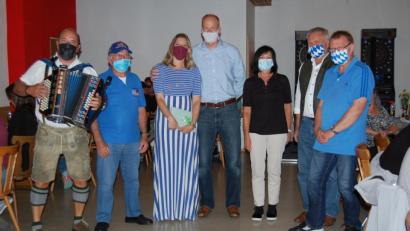 Bild: az
Beim "Dining out" begrüßt Clubpräsident Walter Brunner (Zweiter von links) den neuen Commander der US-Garnison Bavaria, Christopher Danbeck und Gattin Kristen (rechts daneben). Mit im Bild sind (von links) Musiker Bubi Voith, Vorstandsmitglied Helga Lettau, Dolmetscher und Clubverbindungsmann zur US-Army, Franz Zeilmann, sowie Club-Vizepräsident Lothar Gogolka.