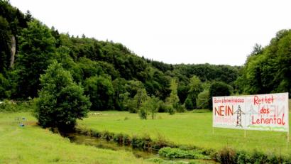 Bild: ds
Gegen den störenden Eingriff in die Idylle des Lehentales wenden sich Gemeindebürger mit diesem Plakat.