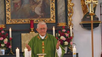 Bild: fvo
Pfarrer Andreas Renner feiert seine Geburtstags-Dankmesse in der Haselbacher St.-Peter-und-Paul-Kirche.