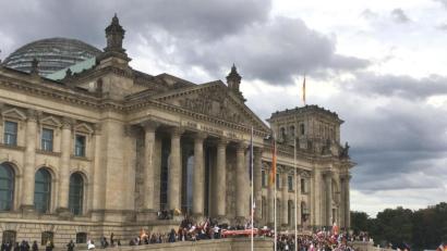 Bild: Lukas Dubro/dpa
An den Protesten gegen die Corona-Regeln in Berlin sollen drei bayerische Polizisten teilgenommen haben - auf Seiten der Demonstranten.