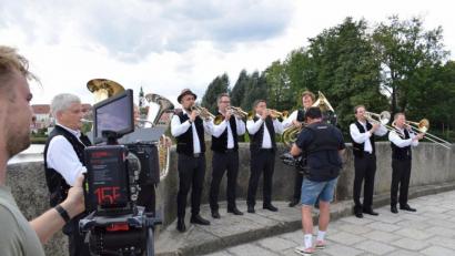 Bild: szl
Ein Fernsehteam des Bayerischen Rundfunks filmte das Ensemble "Klarus-Blech" um Klaus Rustler auf der Fischhofbrücke im Fischhofpark für die Reihe "Blasmusik in Bayern".