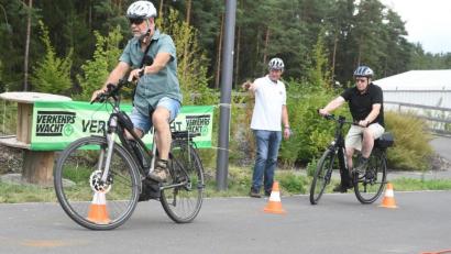 Bild: Gabi Schönberger
Das Slalom-Fahren verlief nicht bei allen so flüssig wie hier. Initiator Josef Argauer, Geschäftsführer der Ortsverkehrswacht Weiden (Mitte), gab den Teilnehmern viele Tipps.