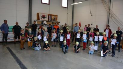Bild: jr
Groß war das Interesse am Ferienprogramm der Feuerwehr Groschlattengrün am Freitagnachmittag. Zwanzig Kinder waren gekommen, die sich abschließend über einen neuen Kinderfeuerwehrhelm freuen durften. Mit dabei Kommandant Stefan Heindl (Vierter von links), Bürgermeister Stephan Schübel (links), sowie die Vertreter der Feuerwehr und die beiden Jugendbeauftragten.