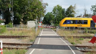 Bild: ohr
Der niveaugleiche Bahnübergang von der Böttger- zur Bahnhofstraße in Schwarzenfeld soll für die beiden befahrenen Gleise durch eine Unter- oder Überführung beseitigt werden.