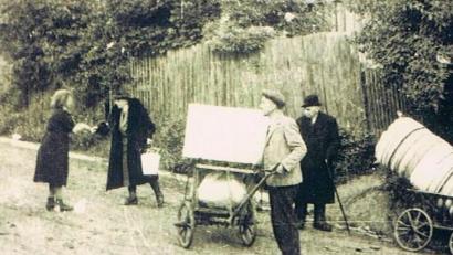 Bild: Franz Vcelak
Diese Abschiedsszene zeigt einen Moment während der Vertreibung eines älteren Ehepaares in Tachau.