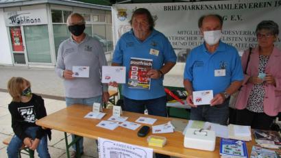 Bild: gsp
Hans Dietmayr, Werner Zylowski, Klaus Schmien (von links) von den Amberger Philatelisten präsentierten die Sonderbriefmarken zum „Tag der Jungen Briefmarkenfreunde“.