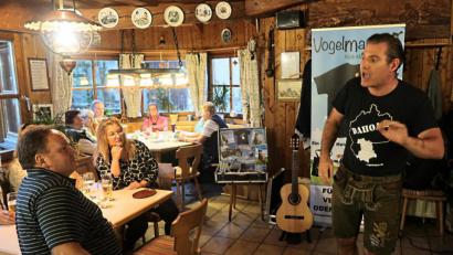 Bild: Kunz
Der Vogelmayer strapaziert die Lachmuskeln seines Publikums mit seinen Sprüchen und Geschichten.