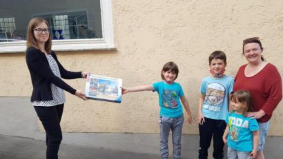 Bild: hir
Sabrina Reiner (links) vom Kreisjugendring überreicht als Hauptpreis ein 1000-teiliges Schwandorf-Puzzle an die Gewinner-Familie aus Pfreimd.