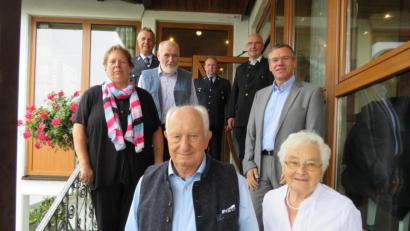 Bild: adj
Über die Glückwünsche zum 85. Geburtstag der Vereinsvertreter und von Bürgermeister Reinhard Sollfrank freute sich Josef Dagner (vorne, links) mit seiner Frau Stilla. .