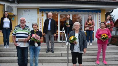 Bild: jr
Am Sonntag endete eine zehnjährige Ära im Egrensisbad Waldsassen. Karin und Max Kreitmeier haben das „K.fee“ an die Stadt zurückgegeben, das sie zehn Jahre lang erfolgreich bewirteten. Abschließender Dank galt dem Personal. Von links: Johanna Neumann, Max und Karin Kreitmeier, Zweiter Bürgermeister Karlheinz Hoyer, Sofie Schöffl, Maria Hautmann, Verena Mickisch, Ella Johnson und Marika Rustler.