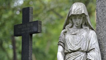 Bild: Marius Becker/dpa
Vor dem Friedhof als Ort der Trauer hatte ein unbekannter Täter keinen Respekt: Er riss die Blumen am Grab des verstorbenen Ehemanns einer 62-Jährigen heraus und hinterließ beleidigende Worte.