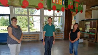 Bild: Maria Bergschneider/exb
Lothar Drachsler ist neuer Schulleiter in Dieterskirchen. Bürgermeisterin Anita Forster (links) und Lehrerin Monika Hödl (rechts) begrüßten ihn.