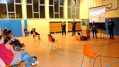 Bild: gru
Kinder und Jugendliche genießen mit ihren Eltern die erste Edelsfelder Filmnacht in der Turnhalle.