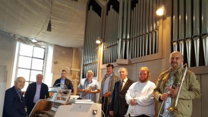 Bild: gi
Pfarrer Josef Most (Dritter von rechts) dankt dem Bläser-Ensemble sowie Organist Hans Karl für die glanzvolle Aufführung der „Missa de Loreto“.