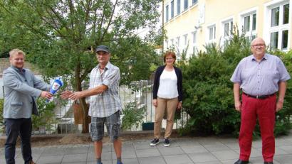 Bild: sm
Zweiter Bürgermeister Dominik Bachnagel (links) begrüßte zusammen mit Schulleterin Doris Bodensteiner und Geschäftsleiter Rüdiger Fuhrmann den neuen Hausmeister der Grundschule Thomas Richtmann (Zweiter von links).