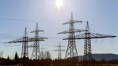 Bild: Hösamer
So eng wie hier am Umspannwerk Büchelkühn stehen Stromleitungen zwar selten. Dennoch: Dike Bahnstromtrasse wird für zusätzliche Masten sorgen.