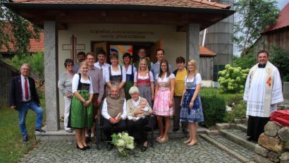 Bild: wro
Mit einer Andacht in der Mühlhofer Franziskus-Kapelle feierten Maria und Gottfried Hankl ihre Diamantene Hochzeit. Es gratulierte die Familie, zudem Pfarrer Konrad Amschl (rechts) und Bürgermeister Toni Dutz (links).