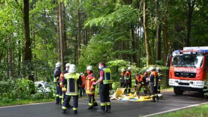 Bild: dob
Bestürzung bei den Tännesberger Feuerwehrleuten. Beim Verunglückten handelt es sich um den Vater eines aktiven Kameraden, der selbst als Erster zur Unfallstelle mit ausrückte.