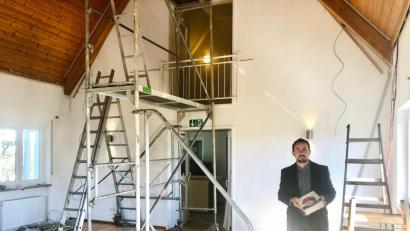Bild: wku
Pfarrer Stefan Fischer im Saal des evangelischen Gemeindehauses, das momentan renoviert wird.