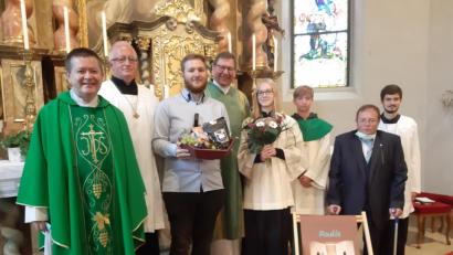 Bild: gis
In der Pfarrkirche in Fichtelberg – für das Foto wurde nur einen Augenblick der Mundschutz abgenommen – versammelten sich zur Feierstunde (von links): Pfarrer Ferdinand Weinberger, Pfarrgemeinderatssprecher Joachim Rubenbauer, Sprecher der Ministranten Severin Traßl, Diakon Rudolf Hoffmann, die Ministranten Maria Traßl, Daniel Burger, Kirchenpfleger Hans-Georg Braun sowie Ministrant und Pfarrbücherei-Mitarbeiter Elias Kraus, der dem Diakon für den Bücherstadl eine Familieneintrittskarte für den Mehlmeiseler Wildpark übergab.