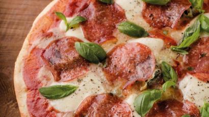 Symbolbild: Miriam Primik/dpa
Trotz eines Verkehrsunfalls lieferte der Mitarbeiter einer Regensburger Pizzeria die heiße Ware beim Kunden ab. Mit kleinen Schönheitsfehlern.