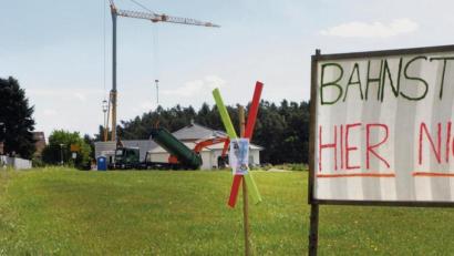 Bild: Stephan Huber
Überall im Land stehen derzeit die Protestplakate gegen die Stromtrasse, hier bei Prohof. Sie zeugen von der tiefen Ablehnung der jetzigen Planung der DB.