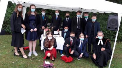 Bild: exb
Zum Gruppenfoto suchen die zwölf Rosenberger Konfirmanden und Pfarrer Uwe Markert unter einem Pavillon Schutz vor dem Regen, der am Sonntag unaufhörlich auf den CVJM-Sportplatz herunterprasselt.