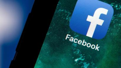 Bild: Fabian Sommer/dpa
Das Logo der Facebook-App ist auf dem Display eines Smartphones zu sehen.