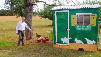 Bild: bsc
Einen aktiven Beitrag zum Tierschutz leistet Bürgermeister Oskar Schuster in seiner Freizeit mit der artgerechten Haltung von Hühnern. Zusammen mit seinen Enkeln hat er auch das hierzu benötigte Hühnerhaus (rechts) entworfen, gebaut und gestaltet.