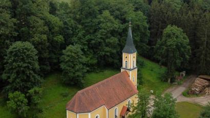 Bild: swo
Ab Sonntag steht sie wieder im Mittelpunkt, die Wallfahrtskirche auf dem Mausberg bei Gebenbach: Wegen Corona muss der große Ansturm auf das Bergfest in diesem Jahr allerdings ausbleiben.