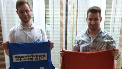 Bild: hir
Ausrüstungsgegenstände im Wert von über 1000 Euro übergab der Vorsitzende des Fördervereins, Dennis Ponnath (rechts), an den Technischen Leiter der Wasserwacht Pfreimd, Tobias Raß (links).