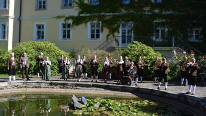 Bild: jr
Vor dem Ernestgrüner Schloss spielte die Blaskapelle Ernestgrün für Fernsehaufnahmen auf. Diese werden in der Reihe „Mit Blasmusik durch Bayern“ des Bayerischen Fernsehens ausgestrahlt, voraussichtlich im Sommer kommenden Jahres. Mit im Bild (von links) Dirigent Klaus Rustler und BR-Moderator Georg Ried.