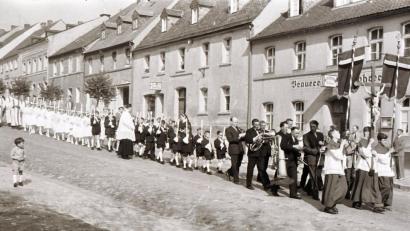 Repro: exb
Die Eschenbacher Stadtkapelle begleitet in den 1950er Jahren die Erstkommunionkinder von der Bergkirche zur Pfarrkirche. Josef Schreml wirkt als Tubaspieler mit.