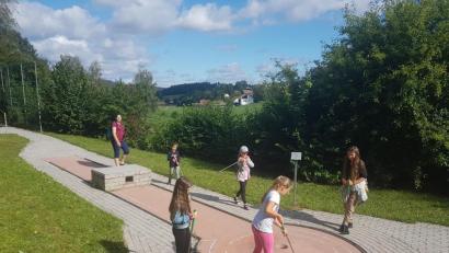 Bild: gi
Einen Riesenspaß haben die Kinder der Ferienbetreuung Moosbach beim Kleingolfspiel im Moosbacher Kurpark.