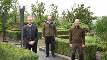 Bild: Landratsamt Neustadt/WN/Prößl
Der Vorsitzende des Naturparks NOW e. V. Landrat Andreas Meier (links) begrüßt gemeinsam mit dem Geschäftsführer Stefan Härtl (Mitte) den neuen Naturpark-Ranger Heiko Hoffmann.