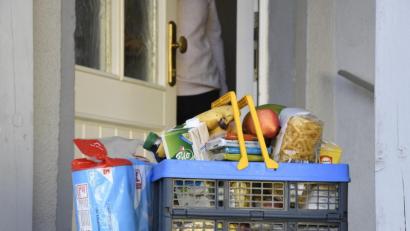 Symbolbild: Petra Hartl
Zum Beispiel durch Einkaufsdienste sollten ältere Menschen vor unnötigen Kontakten und somit vor einer Ansteckung mit dem Coronavirus geschützt werden.