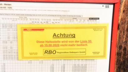 Bild: Gabi Schönberger
Ein gelber Zettel auf dem Fahrplan zeigt es an: Die Fahrt von Neudorf nach Weiden um 8.38 Uhr entfällt künftig. Das Einstiegs-Verbot auf der Linie 55 gilt aber im gesamten Landkreis Neustadt und der Stadt Weiden. Dadurch ändert sich auch der Busverkehr für Schüler teilweise.