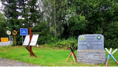 Bild: gz
Der Grenzübergang erinnert an die Patenschaften der Gemeinden und der Gedenkstein an die Partnerschaft der Soldaten.