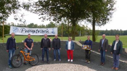 Bild: bk
Der Freihunger Bürgermeister Uwe König (Dritter von links) spricht bei der Eröffnung des Pumptracks von einem „wunderbaren Ergebnis“. Mit dabei (von links): Jürgen Götz, Christian Wiesneth, Johannes Ott, Waltraud Lobenhofer, Patrick Schwemmer, Klaus Siegert und Max Heindl.