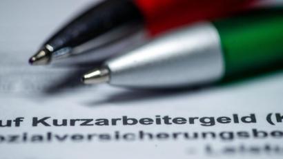 Bild: Jens Büttner/dpa
Mit Kurzarbeit will der Gesetzgeber verhindern, dass Arbeitnehmern sofort die Entlassung droht, wenn ihr Betrieb wirtschaftlich in Schwierigkeiten gerät.