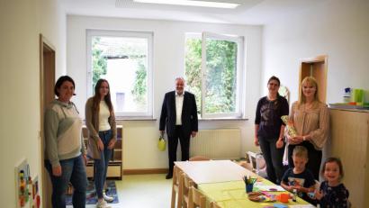 Bild: oe
Die Ammerthaler Kita im ehemaligen Bankgebäude hat den Betrieb aufgenommen (stehend, von links): Susanna Honig (stellvertretende Kita-Leiterin), Susanna Roßmann (Kinderpflegerin im Kindergarten), Bürgermeister Anton Peter, Julia Löhner (Kinderpflegerin der Krippe) und Kita-Leiterin Katharina Reiff.
