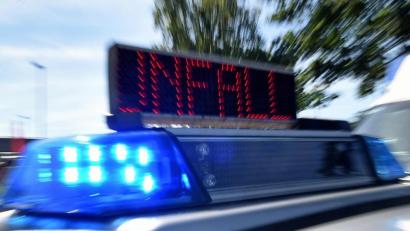 Bild: Holger Hollemann
Auf der A3 bei Neumarkt in der Oberpfalz hat ein geplatzte Reifen an einem Lkw zu einem Unfall geführt.